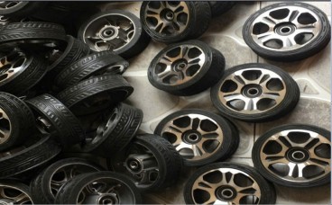 Bánh xe cổng xếp làm bằng chất liệu gì và tuổi thọ là bao lâu? Bánh xe cổng xếp làm bằng chất liệu gì và tuổi thọ là bao lâu?